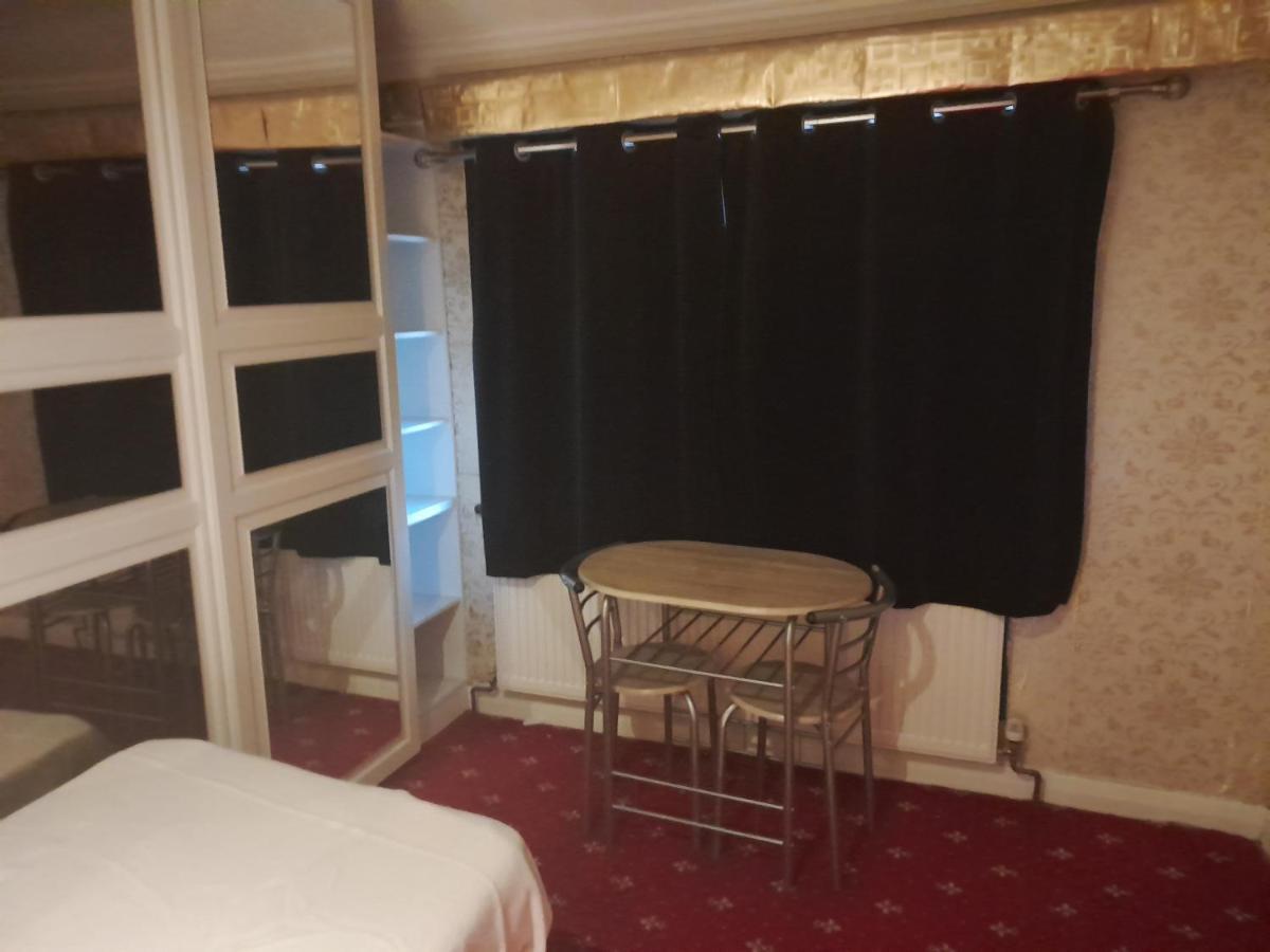 Lovely 1-Bed Studio In London Apartment Exterior photo