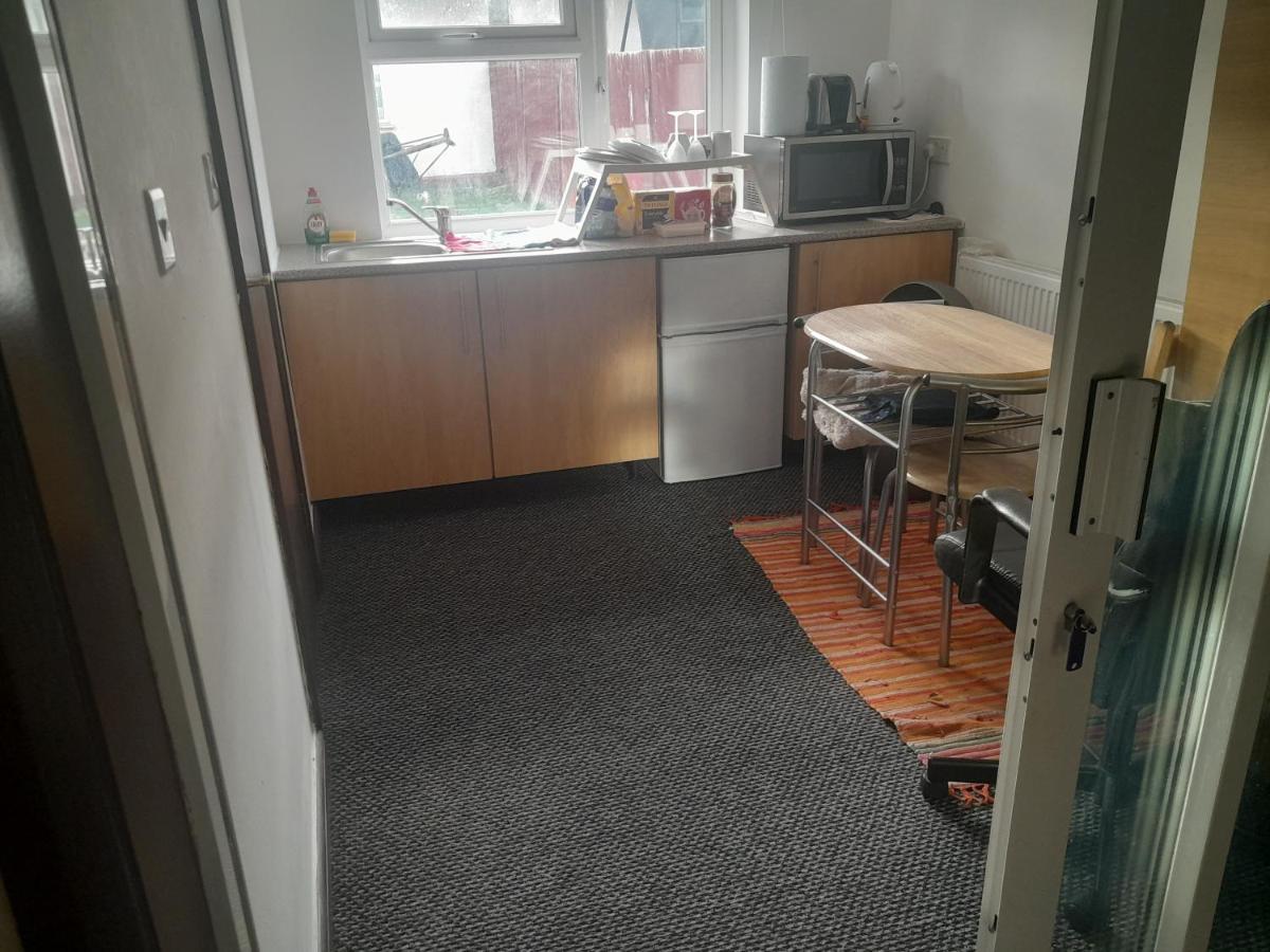 Lovely 1-Bed Studio In London Apartment Exterior photo